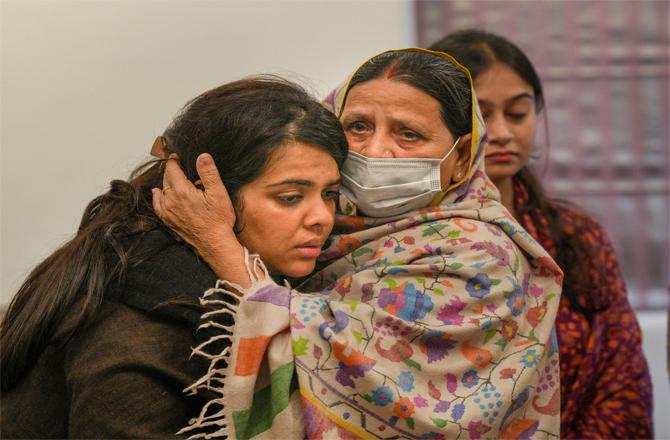 Rabri Devi comforting her daughter at Sharad Yadav`s residence; Photo: INN