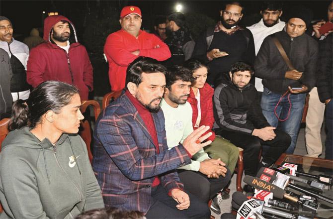 Sports Minister Anurag Thakur addressing the media with the protesting wrestlers.(PTI)