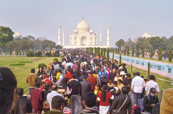 The number of tourists arriving to visit the Taj Mahal can be estimated from this picture; Photo: INN