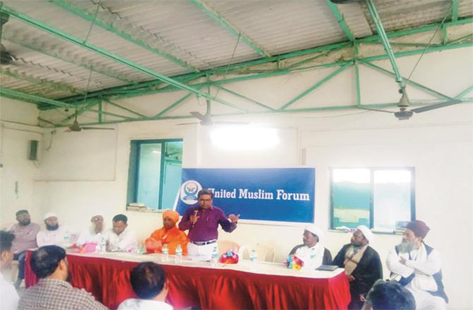 In the meeting held at Jama Masjid, Chief Guest Guru Kurneshwar Swami, local scholars, social workers and participants; Photo: INN