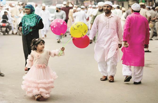A girl carrying balloons on the occasion of Eid in Delhi. (PTI)