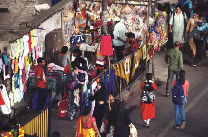 BMC contract employees will now keep an eye on the illegal hawkers. (File Photo)