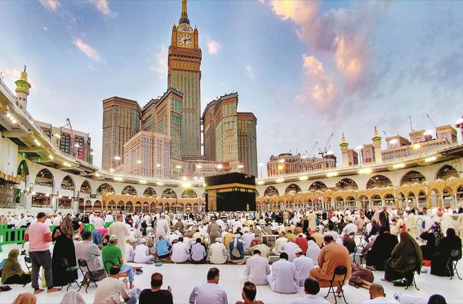 A beautiful view of Haram Makkah in which visitors can be seen in the courtyard of the Haram