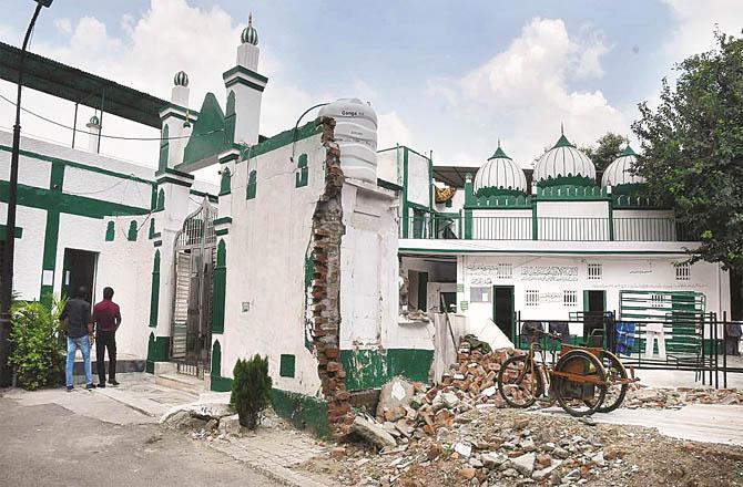 The mosque located in Bengali Market which has been given notice by the Railways as illegal.
