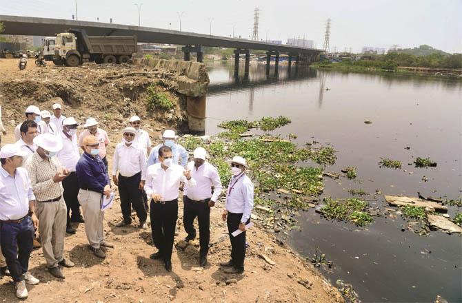 BMC Commissioner Iqbal Singh Chahal along with other officers inspecting the cleanliness of Methi river. (File Photo)