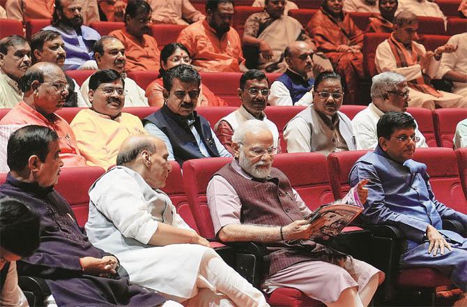 Prime Minister Modi during the Parliamentary Party meeting. Along with it, Rajnath Singh, Gadkari and Piyush Goyal can also be seen