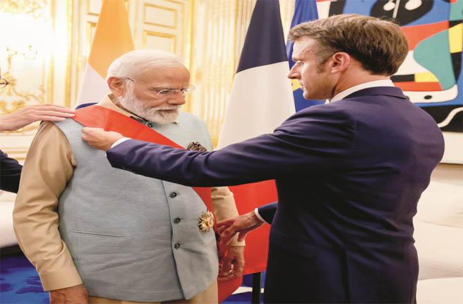 French President Macron felicitating Prime Minister Modi. (PTI)