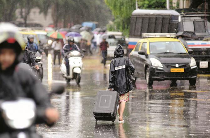 The scene of rain in Kalaba, Mumbai, heavy rain has been predicted by the Meteorological Department today.