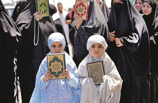 2 girls joined the protest against Sweden with Holy Quran in their hands (Photo: Agency)