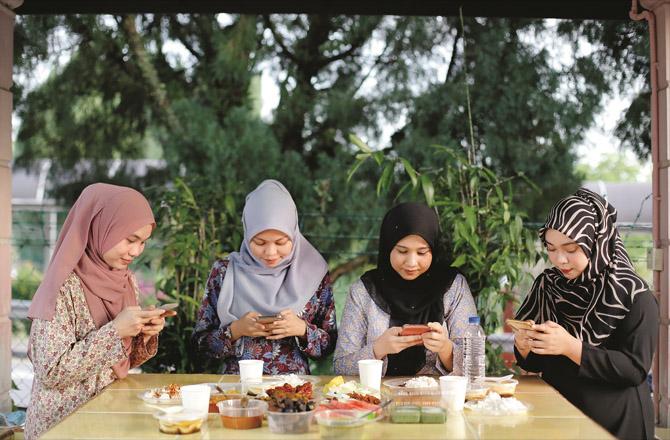 موبائل فون ہمارے لئے  ہے یا ہم موبائل فون کیلئے؟