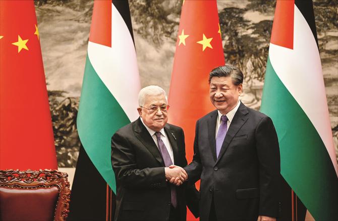 Xi Jinping and his Palestinian counterpart Mahmoud Abbas. (AP/PTI)