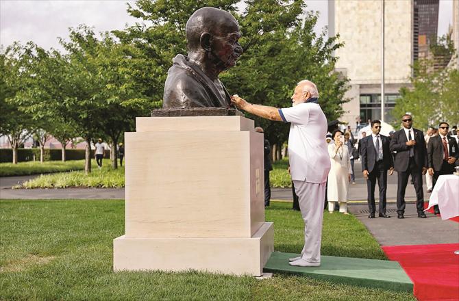 Prime Minister paying homage to Gandhiji at the United Nations headquarters. (PTI)