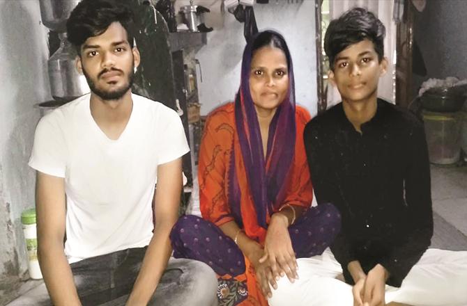 Rehan Mohiuddin Qureshi at home with his mother and brother. (Photo: inquilab)