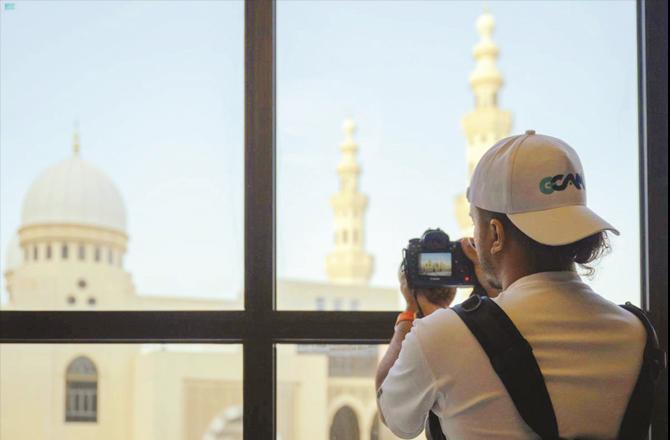 Journalist engaged in Hajj coverage in Saudi Arabia. (Photo: SPA)