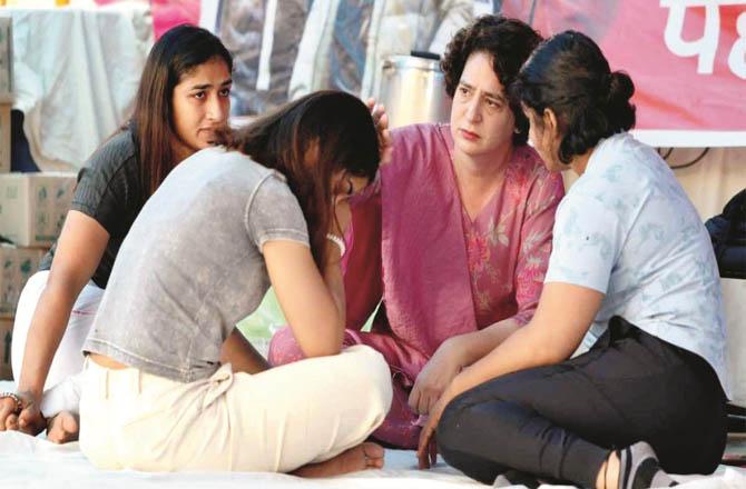 Priyanka Gandhi with protesting women wrestlers (file photo)