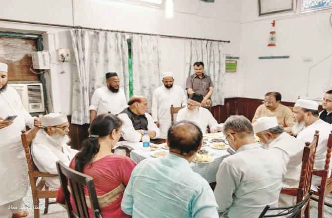 Rajnath Singh talking to Maulana Bilal. Along with Maulana Jafar, Maulana Dr. Saeedur Rehman, Mayor Sushma Kharwal, MLC Mukesh Sharma.