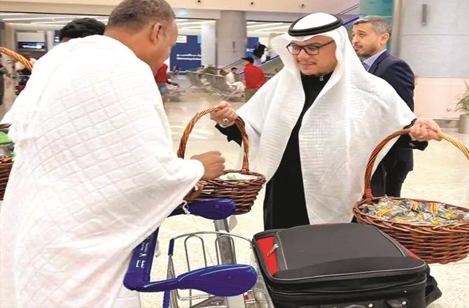 Pilgrims are being warmly welcomed in Makkah and Madinah, gifts are being presented to them at airports and stations by government officials.Photos: SPA