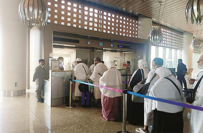 A photo of the departure of the first convoy of pilgrims at Mumbai Airport