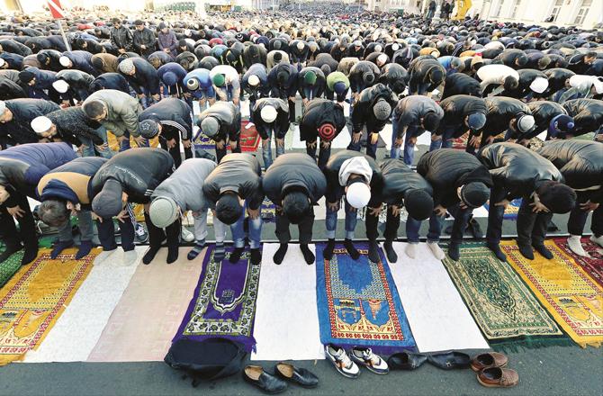 On the occasions of Hajj and Umrah, the most important and major evil that is seen is taking pictures of oneself frequently and uploading selfies on mobile phones.
