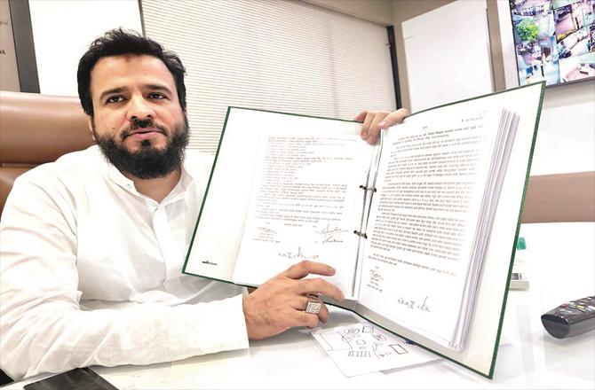 Jameel Merchant showing a copy of the Panchnama submitted to the Lokayukta