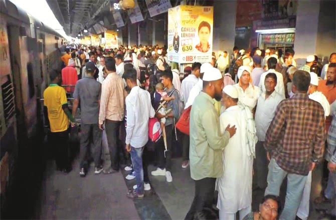 Emotional scenes were witnessed at the Nanded station at the time of departure of the pilgrims