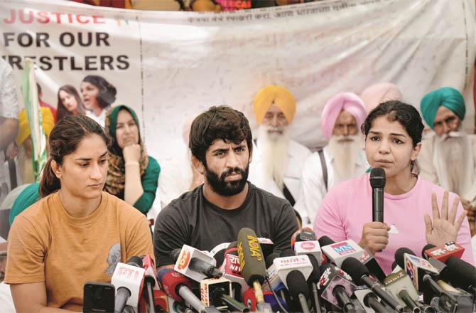 Sakshi, Bajrang and Arunesh talking to the media