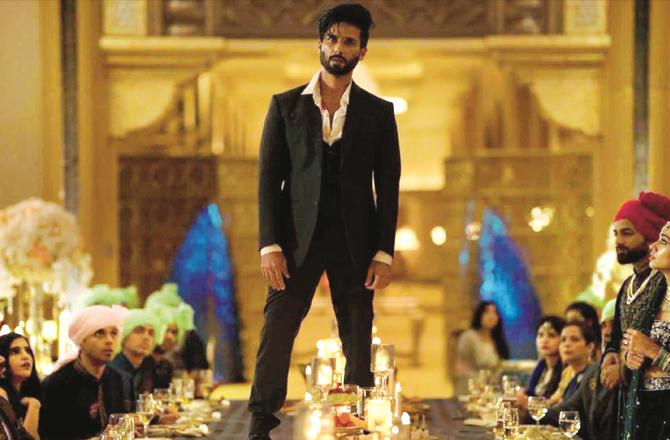 In a scene from the movie "Bloody Daddy", Shahid Kapoor can be seen in the role of Sumer Azad