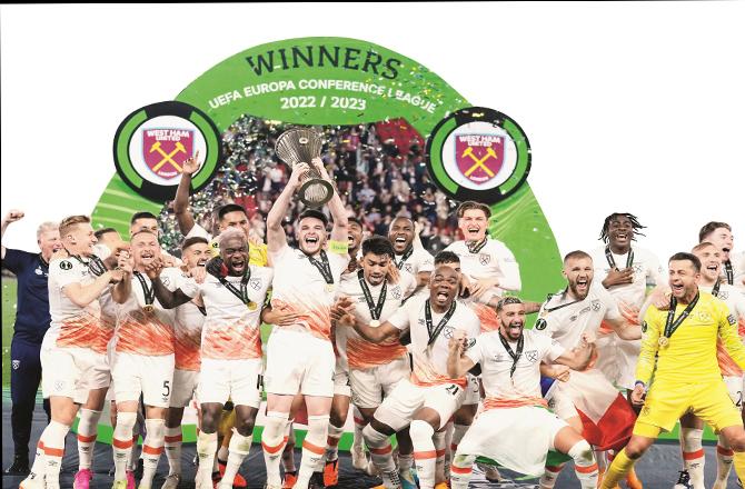The players of West Ham United can be seen happy with the trophy after their brilliant victory in the final. (PTI)