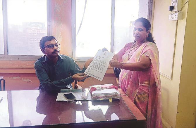 Kalpana Shinde (right) giving memorandum to Nagu Rao Lokhande