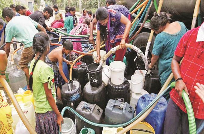 In many areas of Mumbai and suburbs, people are forced to fetch water from tankers. (File Photo)