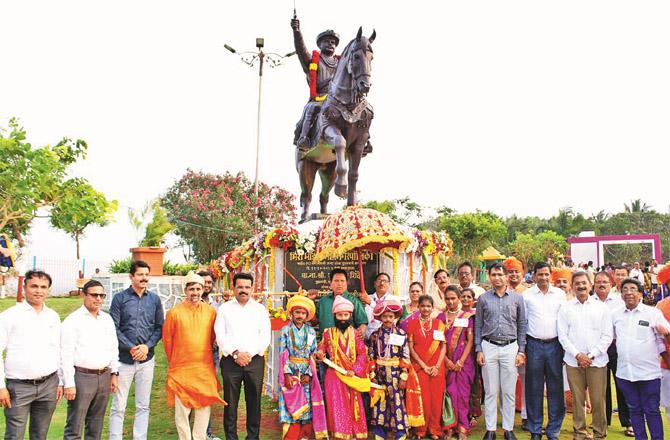 Present Peshwa Pushkar Singh, Municipal Commissioner and others are seen near the statue of Maratha chief Chemaji Appa at Janjere Dharavi Fort.
