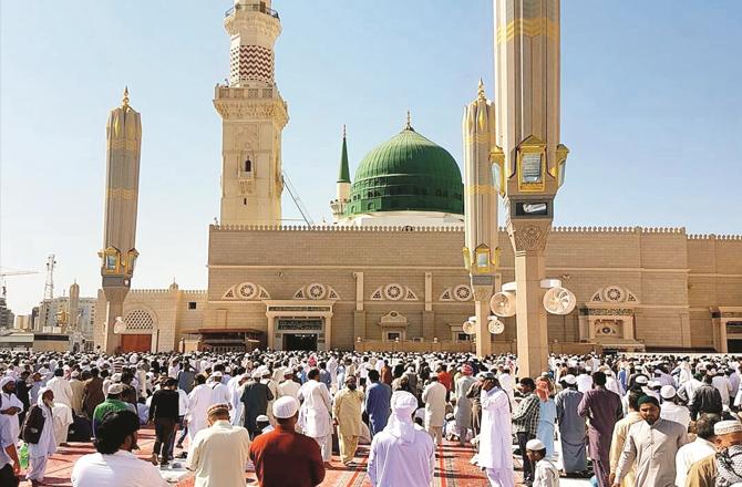 Pilgrims in the courtyard of the Prophet`s Mosque. This is the place that every Muslim aspires to reach