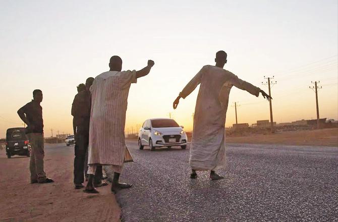 سوڈان: مسافروں کو روک روک کر شریک ِ افطار کیا جاتا ہے
