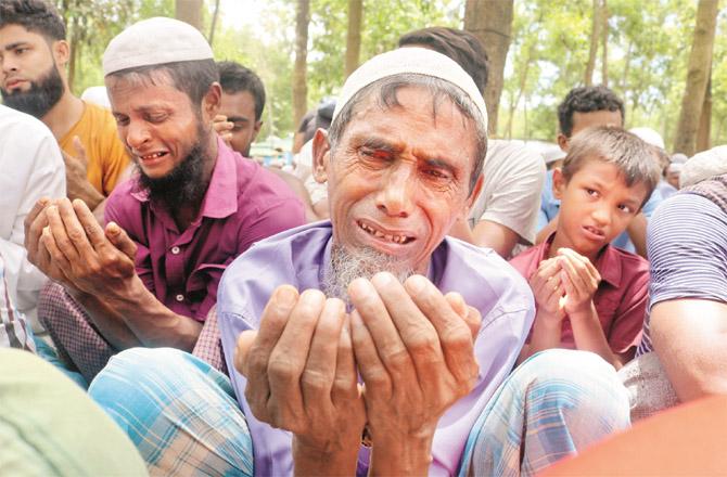 Helpless Rohingya Muslims praying in `Ka Kis Bazar` camp. (AP/PTI)