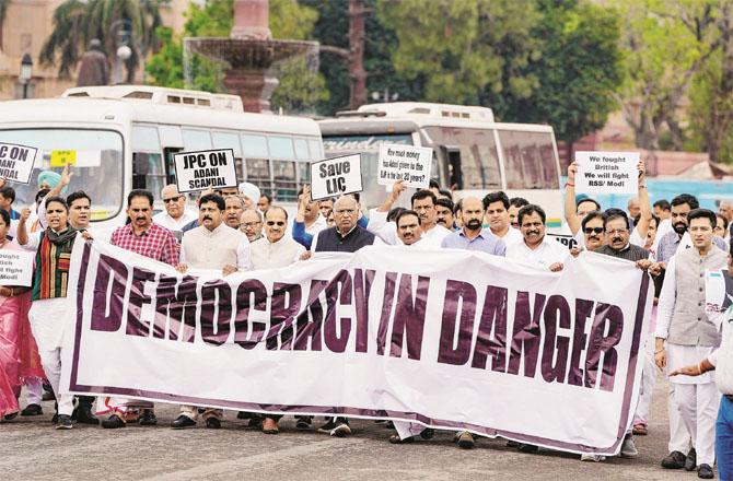 Members of opposition parties protesting at Vijay Chowk under the leadership of Mallikarjan Kharge. (Photo: PTI)