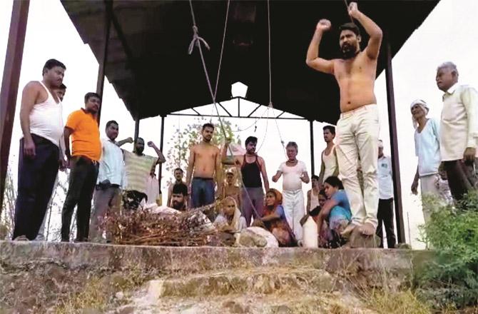Farmers have prepared nooses for hanging in Bildana