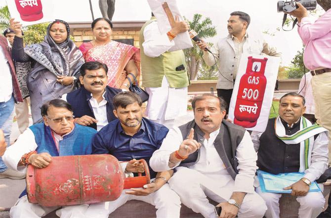 Congress members protesting with gas cylinders outside the MP assembly. (Photo: PTI)