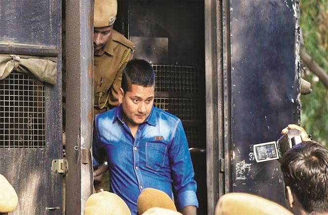 An accused of Jaipur blast on his way to appear in court. (file photo)