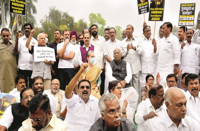 Opposition MPs perform satyagraha near the statue of Gandhiji in the Parliament premises.(PTI)