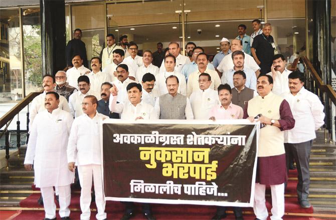 A protest was also held in favor of the farmers under the leadership of opposition leader Ajit Pawar during the budget meeting. (Photo, Syed Sameer Abidi)
