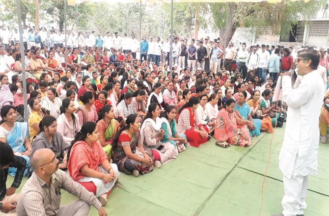 A scene from the ongoing protest in Dhulia in favor of the implementation of the old pension scheme