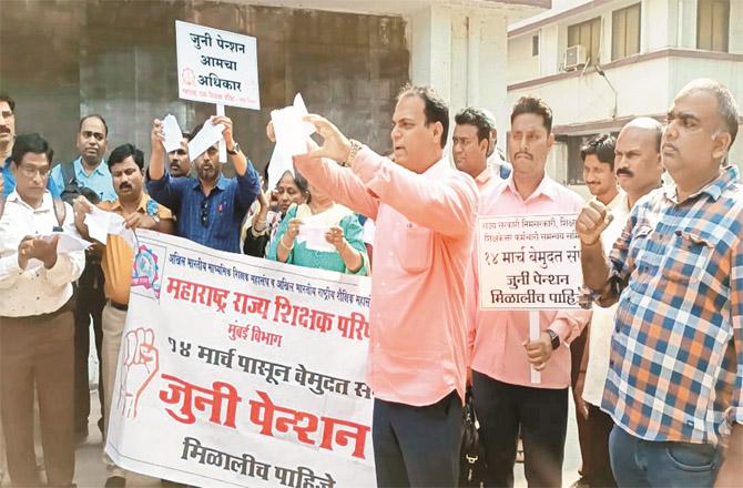 Protesters tearing circulars for old pension