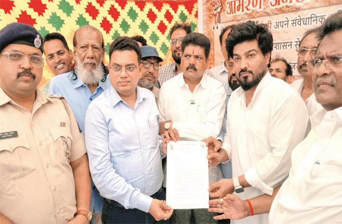 Giving a letter to Mirabhinder Municipal Executive Engineer Deepak Khambit Ghulam Nabi Farooqui regarding the cemetery.