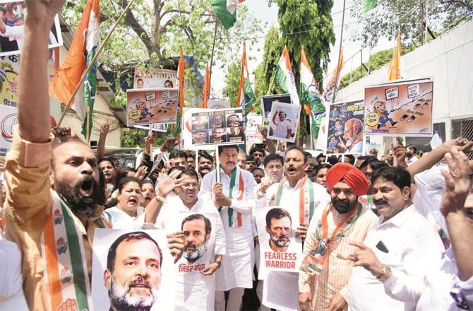 Congress leaders and workers are protesting against the Modi government outside the Mumbai Congress office.