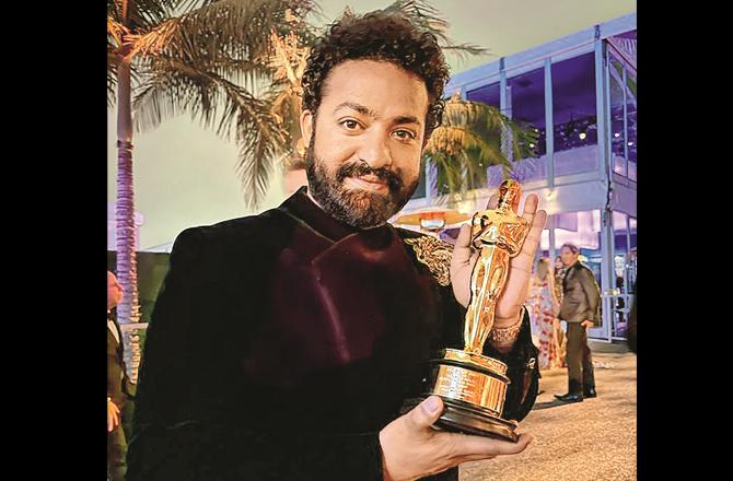 Junior NTR can be seen with the Oscar award