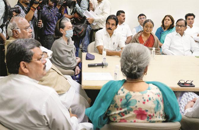 Sonia Gandhi, Kharge and other senior leaders can be seen at the emergency Congress meeting. (PTI)