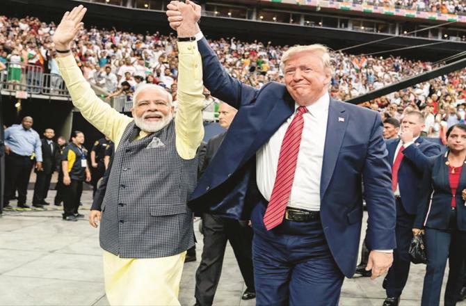 Prime Minister Modi raised slogans of `Ab ki bar, Trump Sarkar` from the Indian-Americans present during a visit