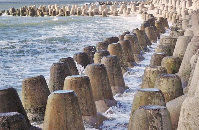 These stones made of concrete can weigh from 2 tons to 10 tons.