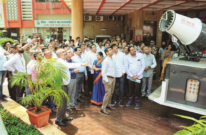 Senior municipal officers and other persons on the occasion of exhibition of dust control machine at the headquarters of Mirabhinder Municipal Corporation.