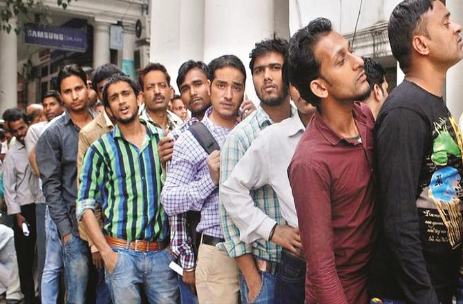Young job seekers can thus be seen in the interview queue. File photo